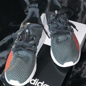 Adidas • Youth • Boys size 1 •Questar Flow K